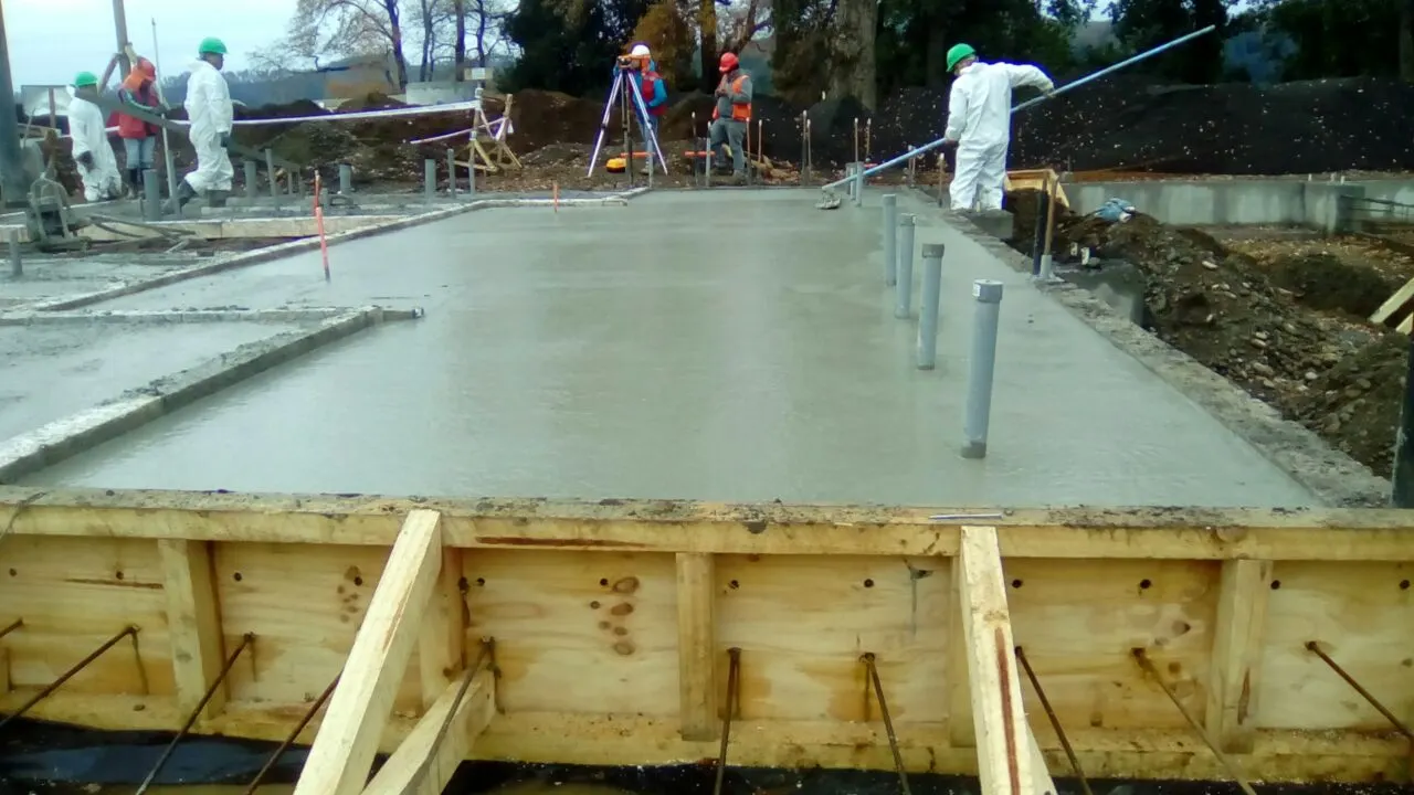 Equipo de Alto Ñuble trabajando en terreno en una obra de construcción