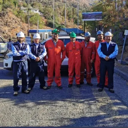 Obra civil de Alto Ñuble en una central hidroeléctrica, con fundaciones de hormigón y estructuras de acero